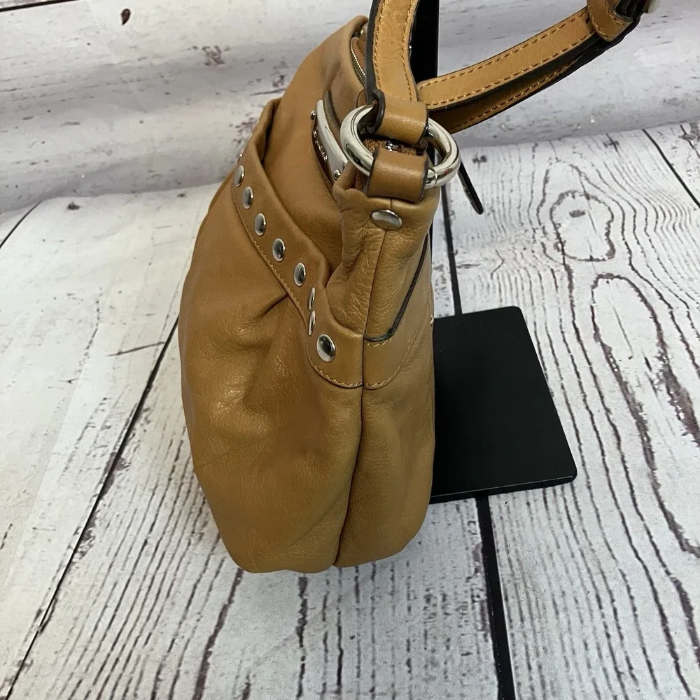 B‎ Makowsky Handbag Leather Crossbody Brown Silver Hardware Zip Closure Tan